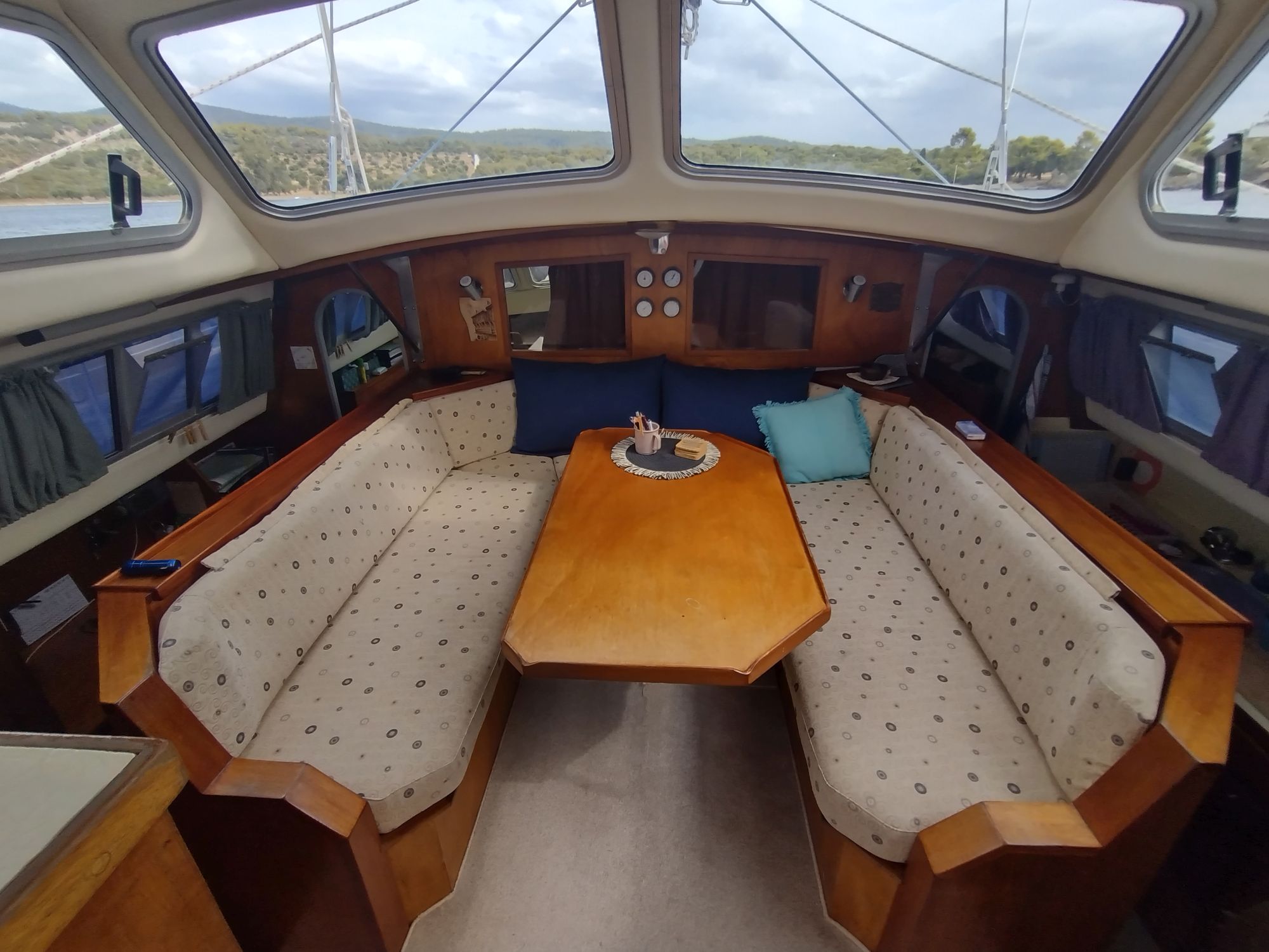 Blick vom Cockpit in den Salon